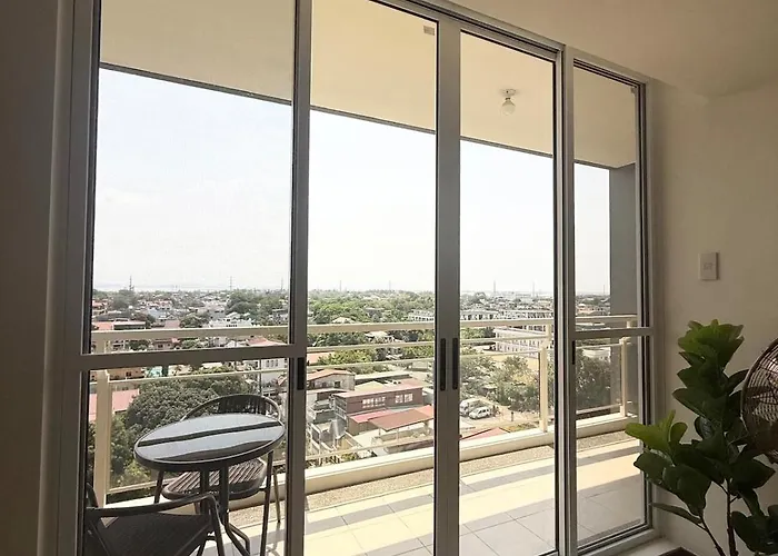 Resort-inspired Staycation Near Bgc And Naia Apartamento